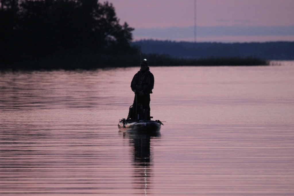 Se och Synas på vattnet från en fiskekajak