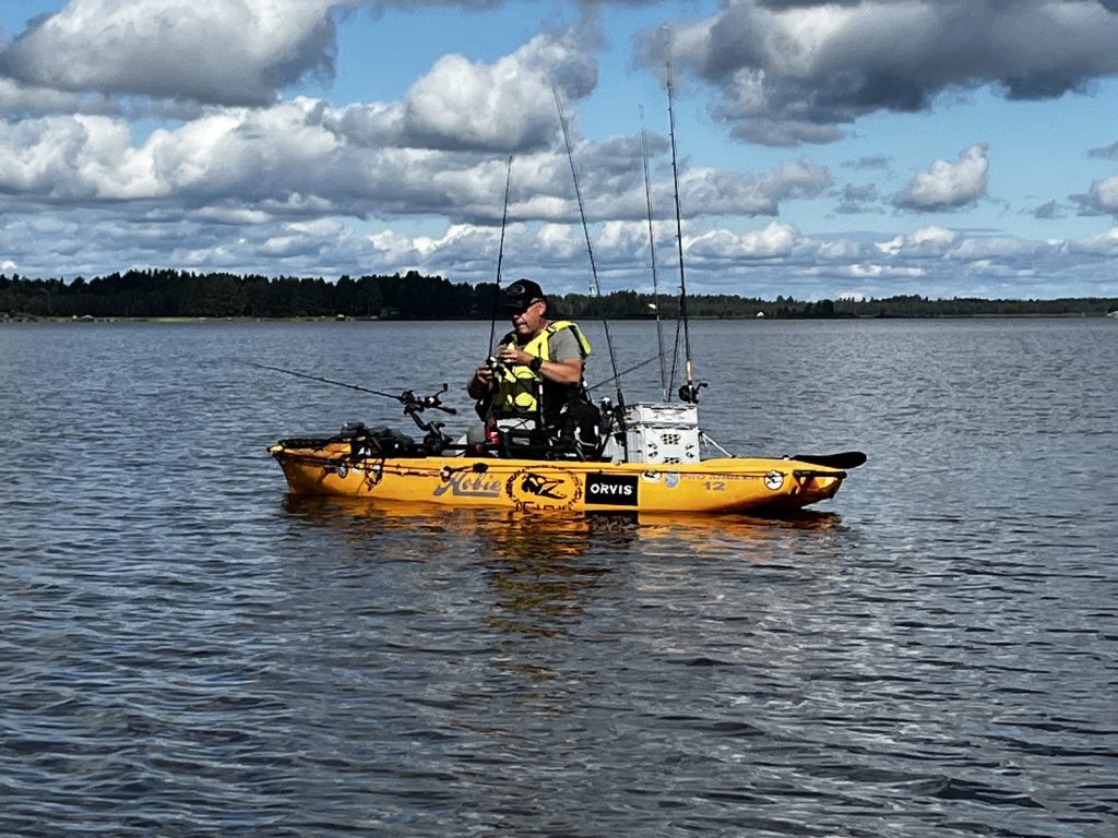 Se och Synas på vattnet från en fiskekajak